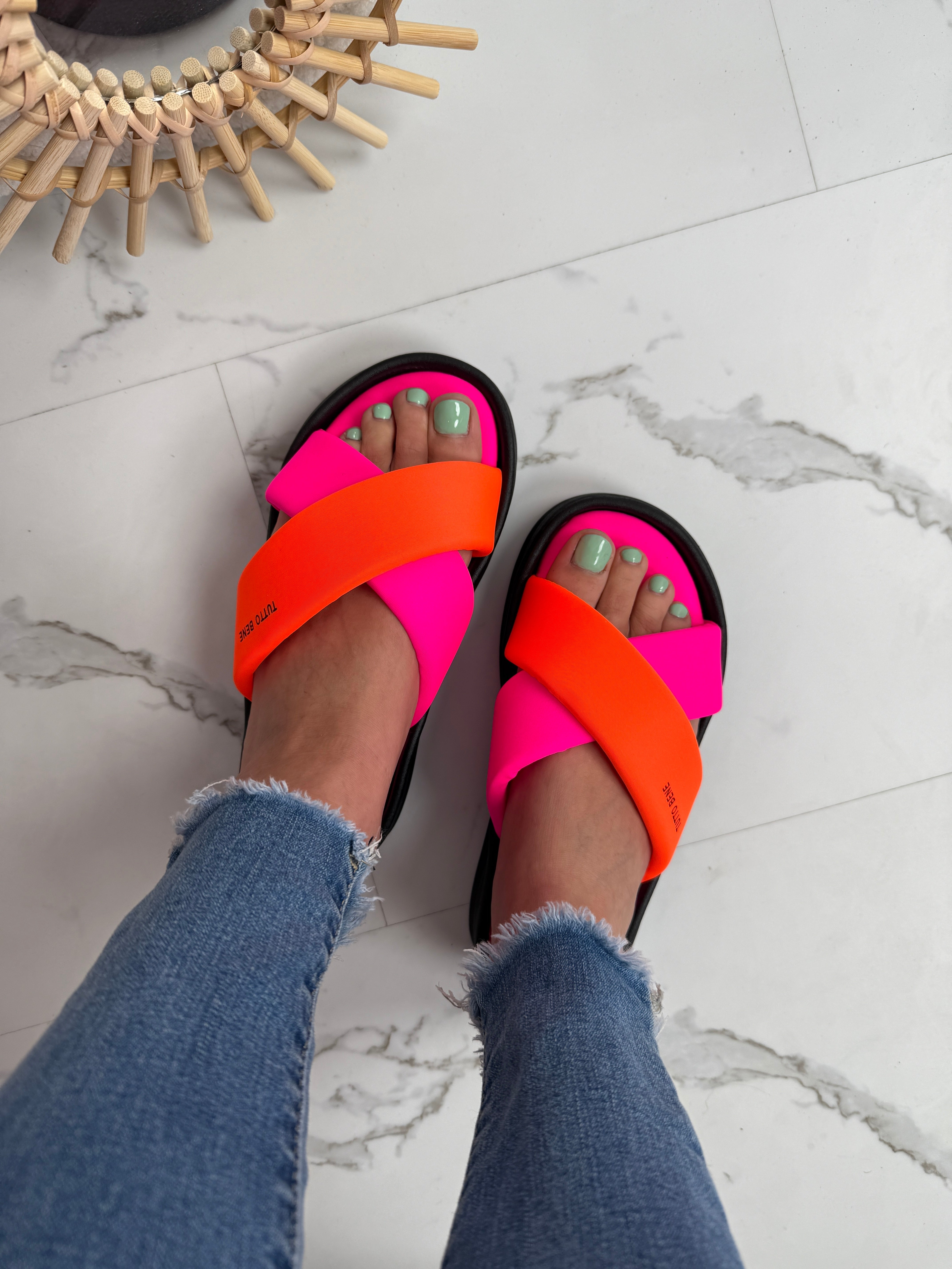 Clara - Chic Fuchsia Slides for Everyday Elegance