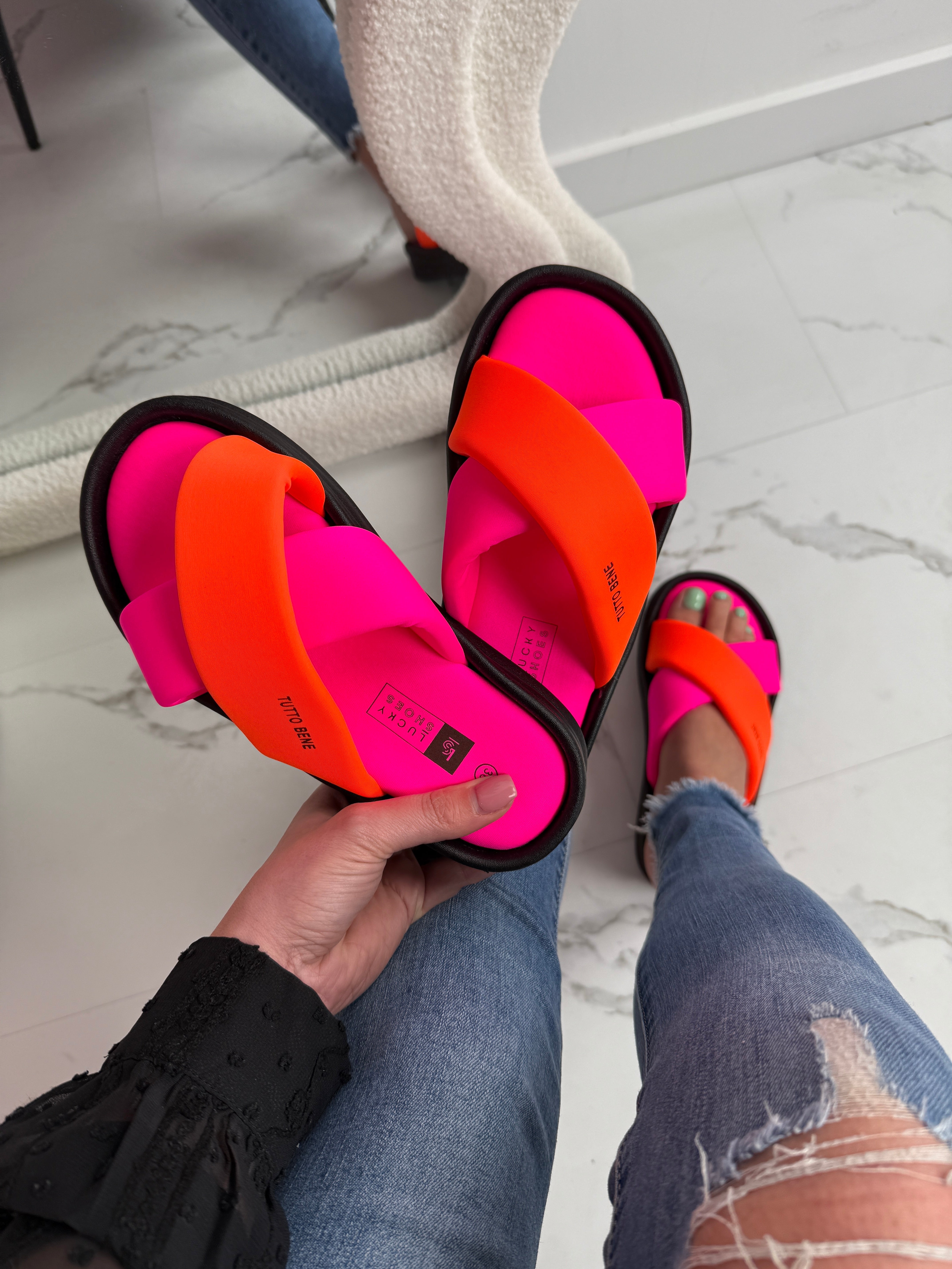 Clara - Chic Fuchsia Slides for Everyday Elegance